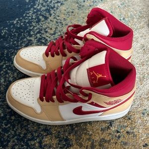 Air Jordan 1 Mid 'Light Curry Cardinal Red